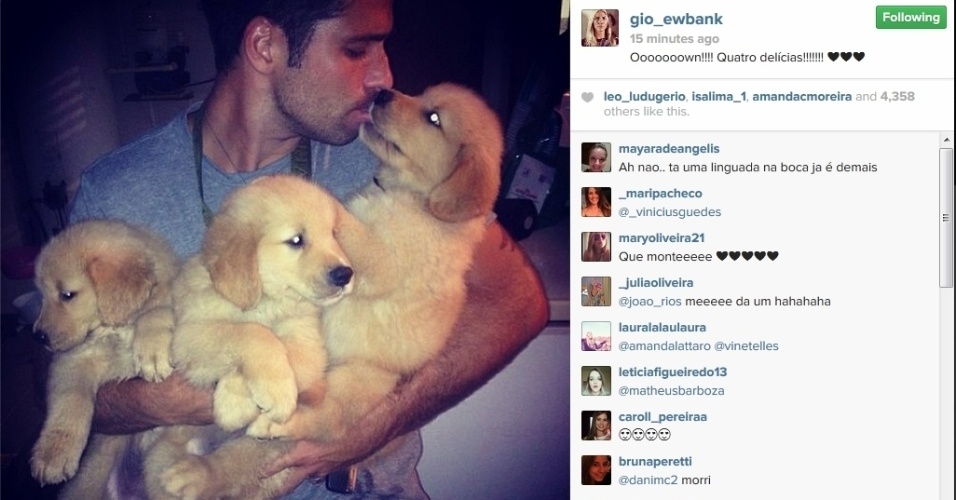 11.fev.2014 - Giovanna Ewbank mostra foto de Bruno Gagliasso com filhotes de cachorro no colo