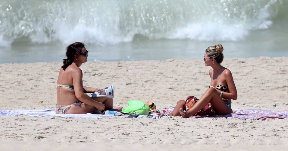 11.fev.2014 - Luiza Brunet e a filha, a modelo Yasmin, curtiram praia em Ipanema, zona sul do Rio