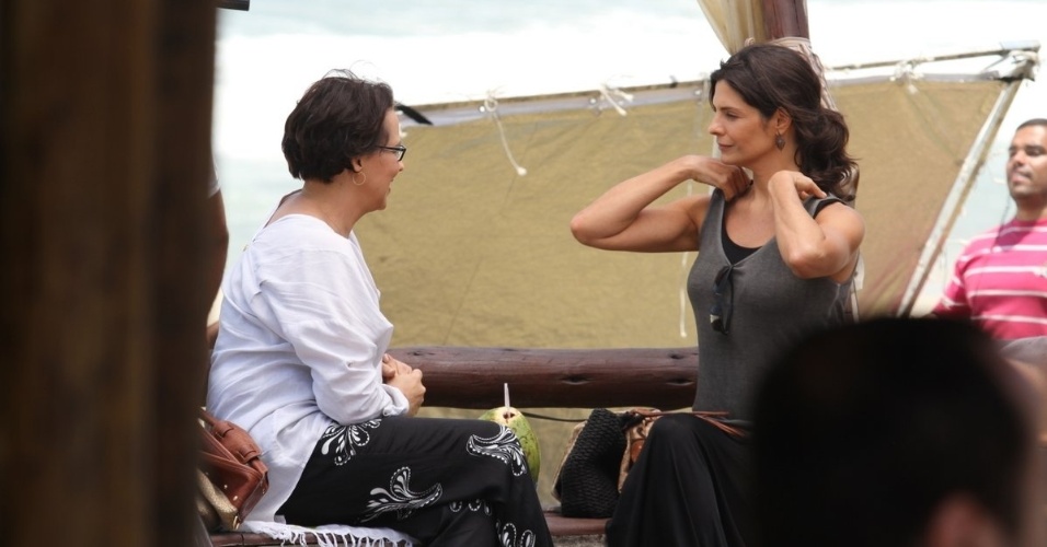 11.fev.2014 - Natália do Vale e Helena Ranaldi gravam cenas da novela "Em Família" na praia da Reserva no Rio de Janeiro