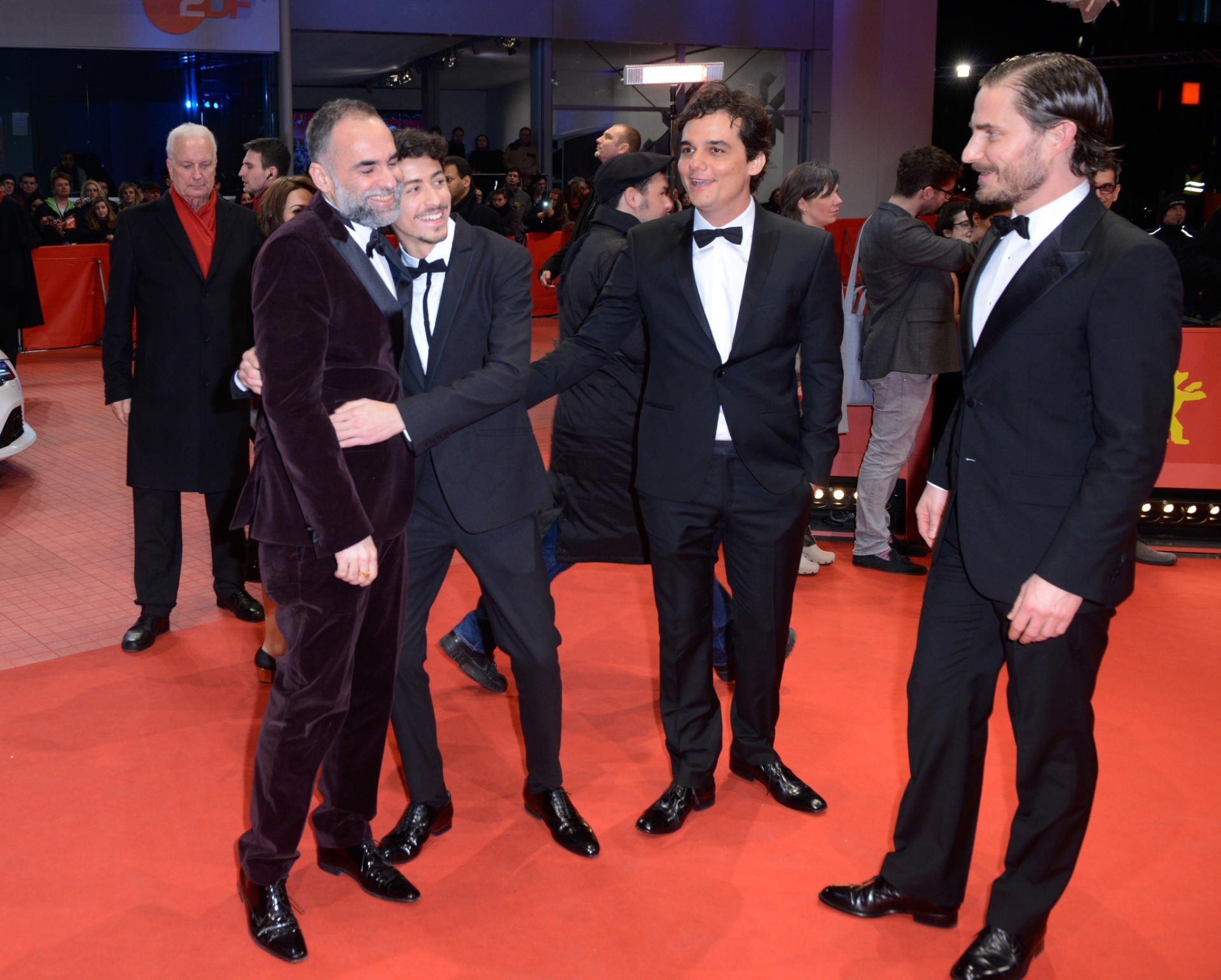 11.fev.2014 - O diretor Karim Aïnouz e os atores Jesuíta Barbosa, Wagner Moura e Clemens Schick no tapete vermelho do Festival de Berlim antes da exibição de "Praia do Futuro" - Andreas Rentz/Getty Images