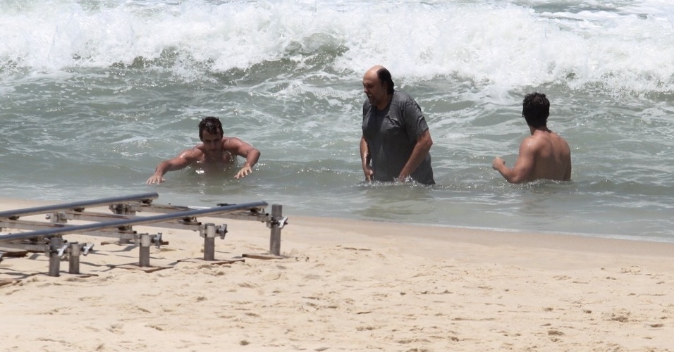 11.fev.2014 - Os atores Ronny Kriwat, Nelson Baskerville e Gabriel Braga Nunes gravam cenas da novela "Em Família" na praia da Reserva no Rio de Janeiro