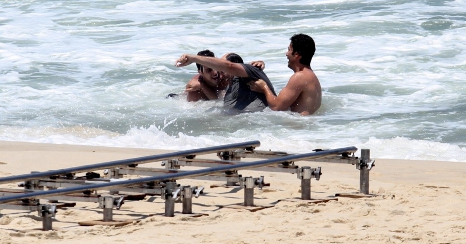 11.fev.2014 - Os atores Ronny Kriwat, Nelson Baskerville e Gabriel Braga Nunes gravam cenas da novela "Em Família" na praia da Reserva no Rio de Janeiro
