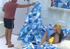 Roni puxa edredom e Junior aparece pelado - Reprodução/Globo
