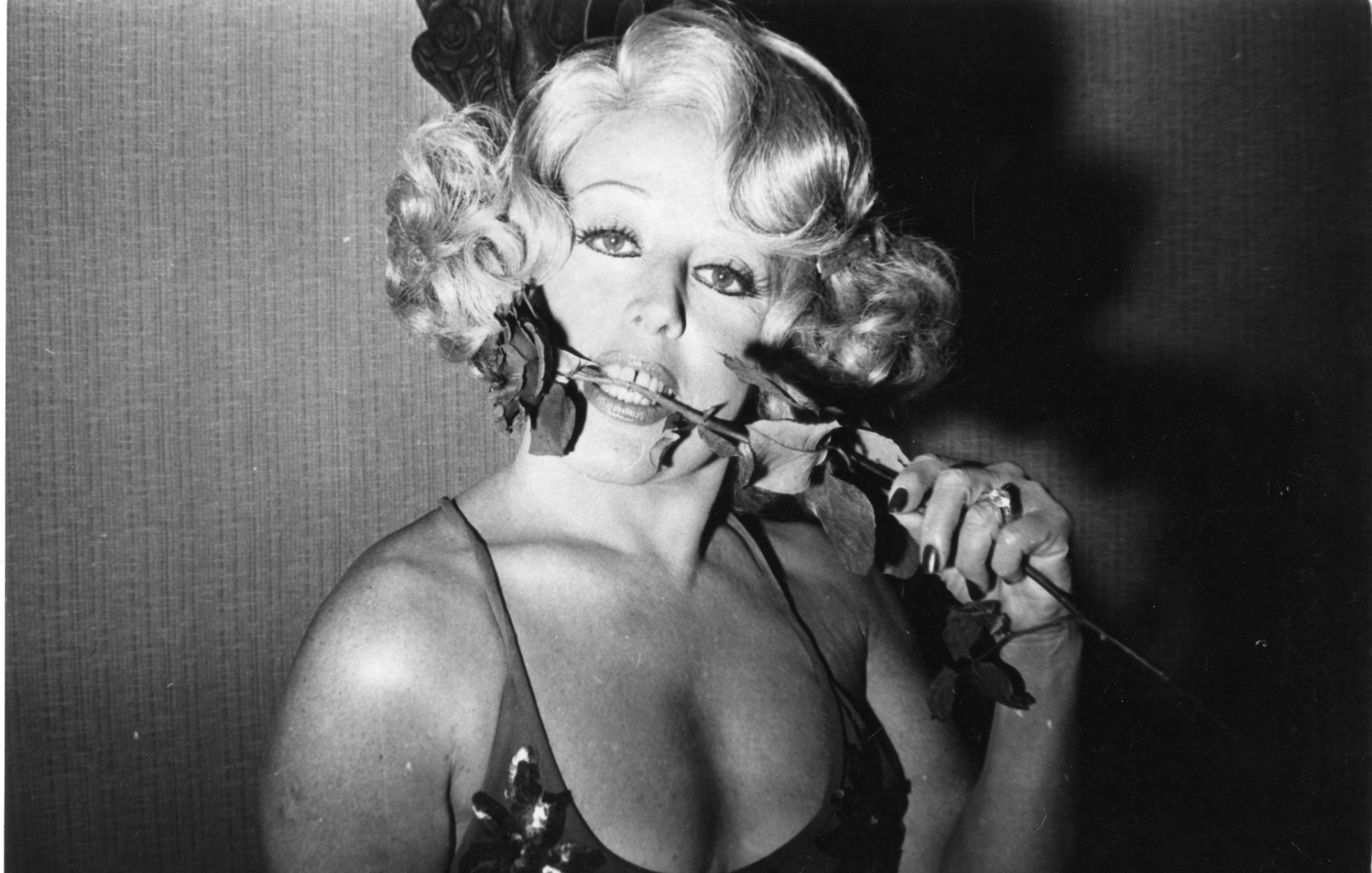 1977: Virgínia Lane participou de 37 filmes, e chegou a montar sua própria companhia para levar o teatro de Revista em todo o Brasil. Entre os trabalhos, um dos mais marcantes foi "Anjo no Lôdo", onde protagonizou o que foi considerado o primeiro nu não frontal do cinema brasileiro - Folhapress