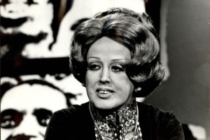 1978: A atriz e vedete do teatro de Revista, Virgínia Lane., participou de 37 filmes, e chegou a montar sua própria companhia para levar o teatro de Revista em todo o Brasil. Entre os trabalhos, um dos mais marcantes foi "Anjo no Lôdo", onde protagonizou o que foi considerado o primeiro nu não frontal do cinema brasileiro - Divulgação