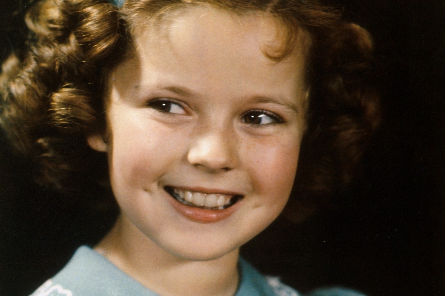 A atriz ficou conhecida por filmes como "Olhos Encantadores" (1934),  "Heidi" (1937), "A Princesinha" (1939) e "Sangue de Heróis" (1948) - Getty Images