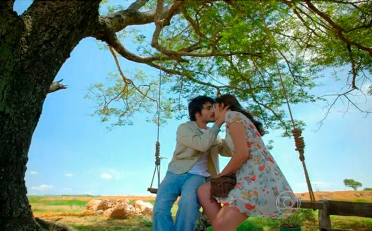 A estampa floral também apareceu no vestido de Helena (Bruna Marquezine), assim como a bolsa de franjas. - Divulgação