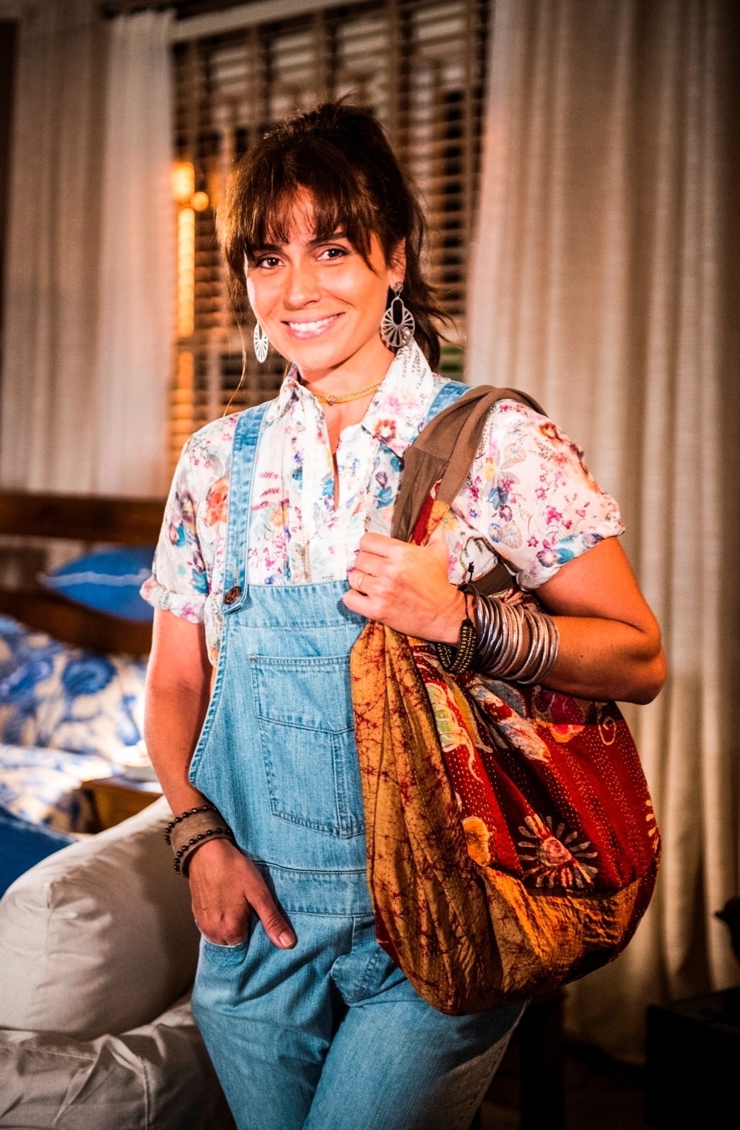 A personagem Clara (Giovanna Antonelli) dos dias atuais possui um estilo hippie despojado. Ela não abre mão de peças confortáveis, como uma jardineira jeans. - Globo /João Miguel Júnior