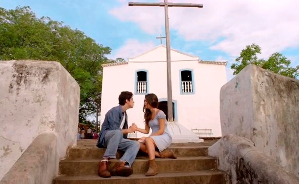 Botas de cowboy foram usadas com vestidos e saias na primeira fase da novela. Na foto, a personagem de Helena (Julia Dalavia) à época. - Divulgação