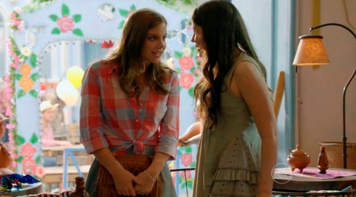 Camisa xadrez e bolsa de franja foram os destaques no figurino da personagem Shirley (Alice Wegmann). - Divulgação