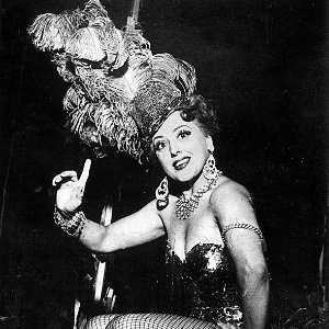 Década de 1940: A atriz e cantora carioca Virgínia Lane, nos tempos de vedete. Na época, ela recebeu o título de "A Vedete do Brasil", dado pelo Presidente Getúlio Vargas - Reprodução