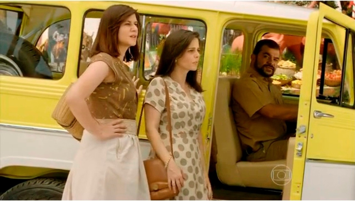 Nos figurinos das personagens Selma (Camila Raffanti) e Chica (Juliana Araripe), as estampas tinham tons mais claros e neutros. A cintura marcada é outro detalhe interessante do look. - Divulgação