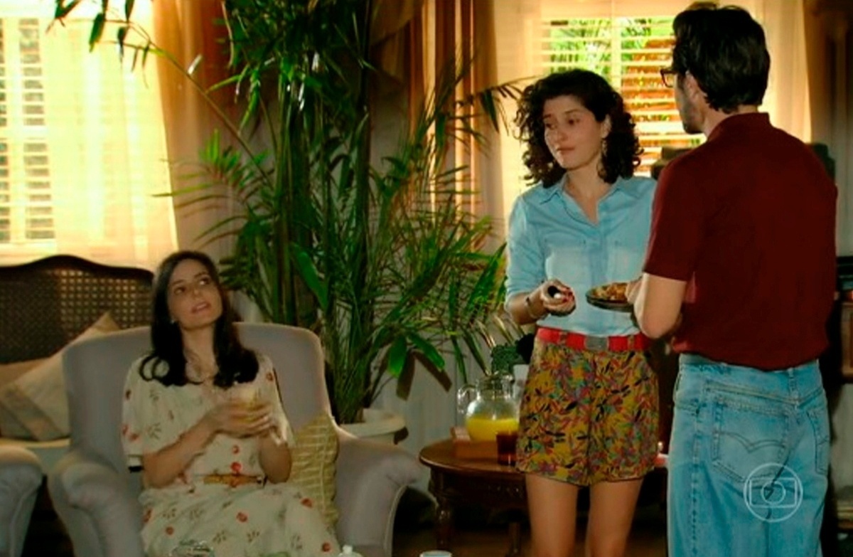 O look da personagem Juliana (Gabriela Carneiro da Cunha) foi montado com short de cintura alta estampado e camisa jeans desbotada. - Divulgação