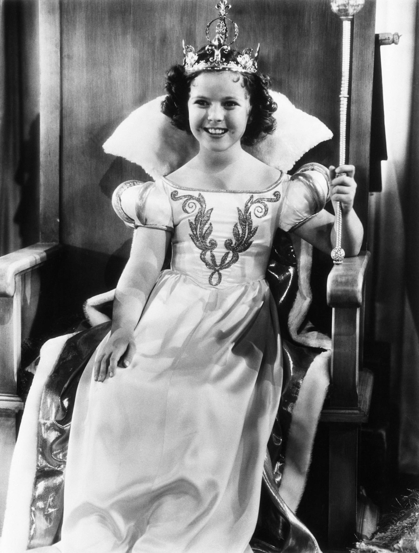 Sentada ao trono no filme "A Princesinha" (1939) - Reprodução