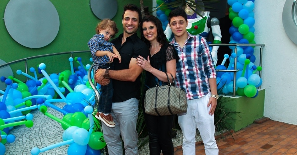 11.fev.2014 - Os atores Ana Saab e Lorenzo Martin comemoram o aniversário de três anos do filho Luigi em uma casa de festas em São Paulo