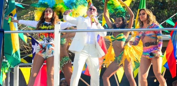 Fotos: Claudia Leitte grava clipe de música tema da Copa do Mundo