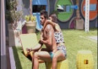 Diego imita voz da produção e assusta Franciele, Clara e Angela - Reprodução/TV Globo