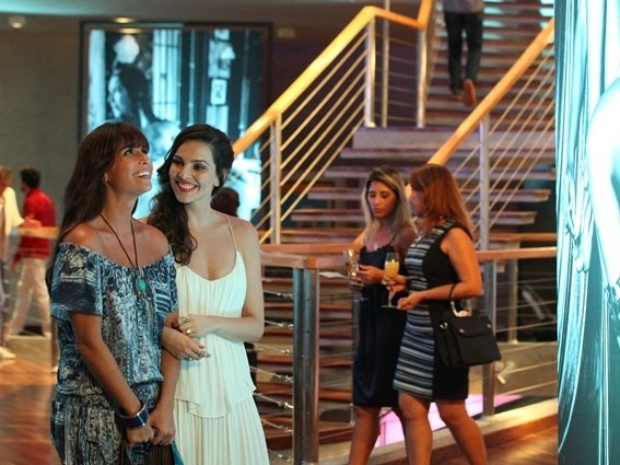 12.fev.2014 - "Em Família", Marina se encanta por Clara ao vê-la em sua exposição