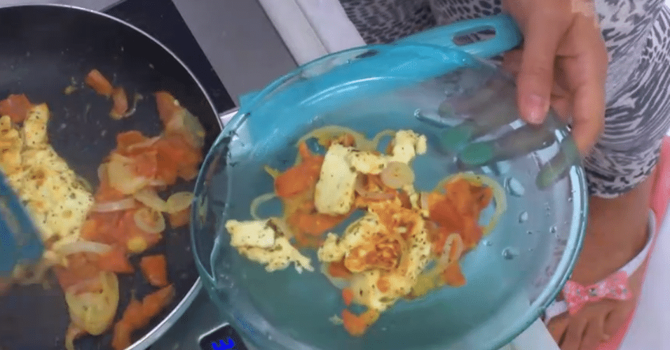 12.fev.2014 - Vanessa e Aline cozinham omelete com cenoura na madrugada desta quarta-feira, no "Big Brother Brasil 14"
