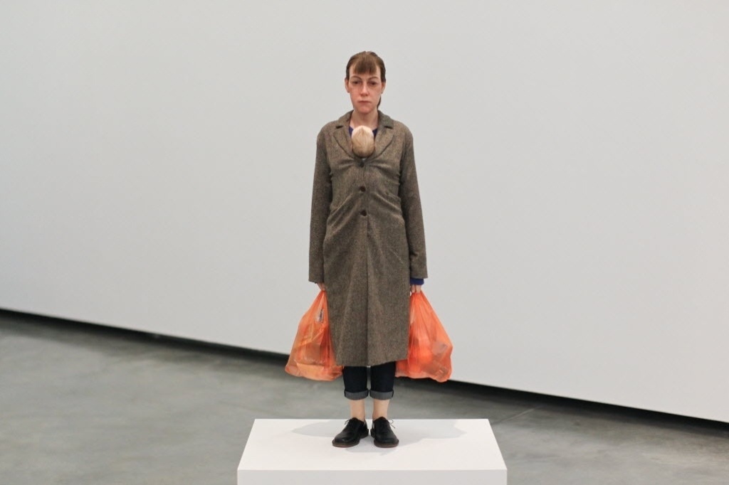 14.nov.2013 - Obra "Woman with Shopping", de Ron Mueck, exposta na Fundação Proa, em Buenos Aires - EFE