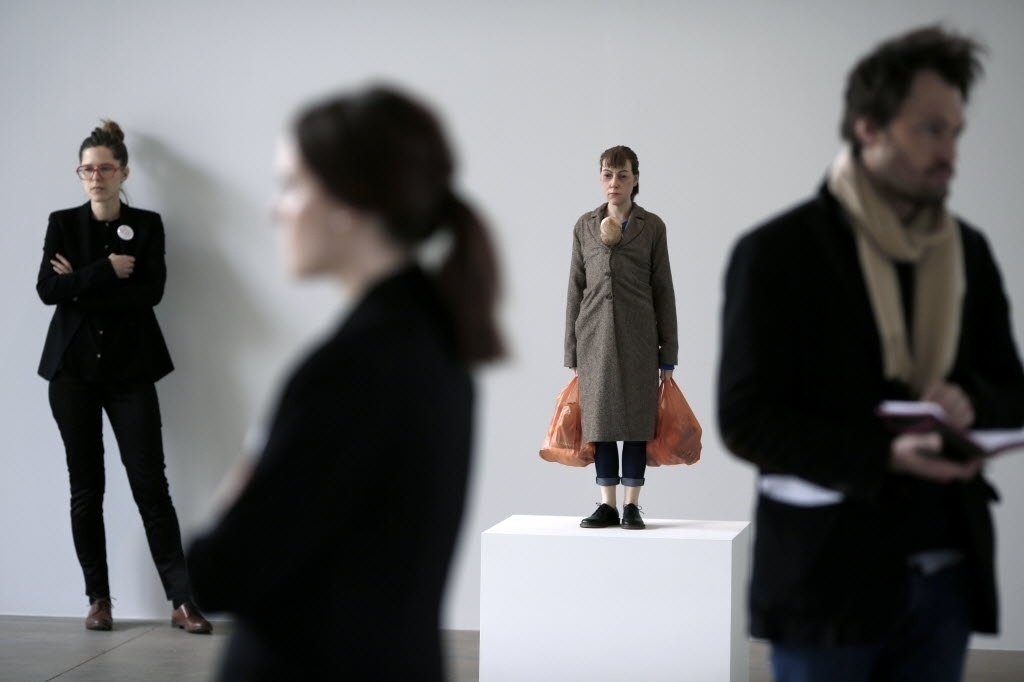 15.abr.2013 - Obra "Woman with Shopping", de Ron Mueck, exposta na Fondation Cartier, em Paris - AFP