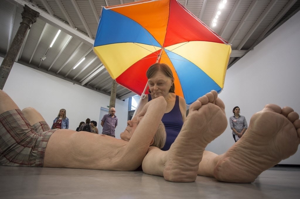 16.nov.2013 - Detalhe da obra "Couple Under an Umbrella", de Ron Mueck, exposta na Fundação Proa, em Buenos Aires - Xinhua/Martín Zabala