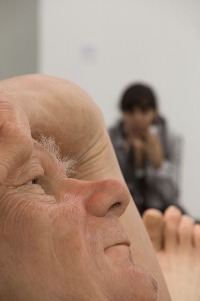 16.nov.2013 - Detalhe da obra "Couple Under an Umbrella", de Ron Mueck, exposta na Fundação Proa, em Buenos Aires - Xinhua/Martín Zabala