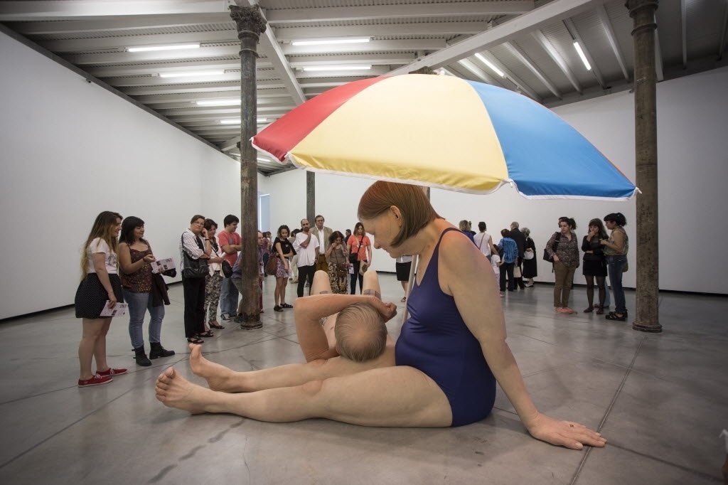16.nov.2013 - Obra "Couple Under an Umbrella", de Ron Mueck, exposta na Fundação Proa, em Buenos Aires - Xinhua/Martín Zabala