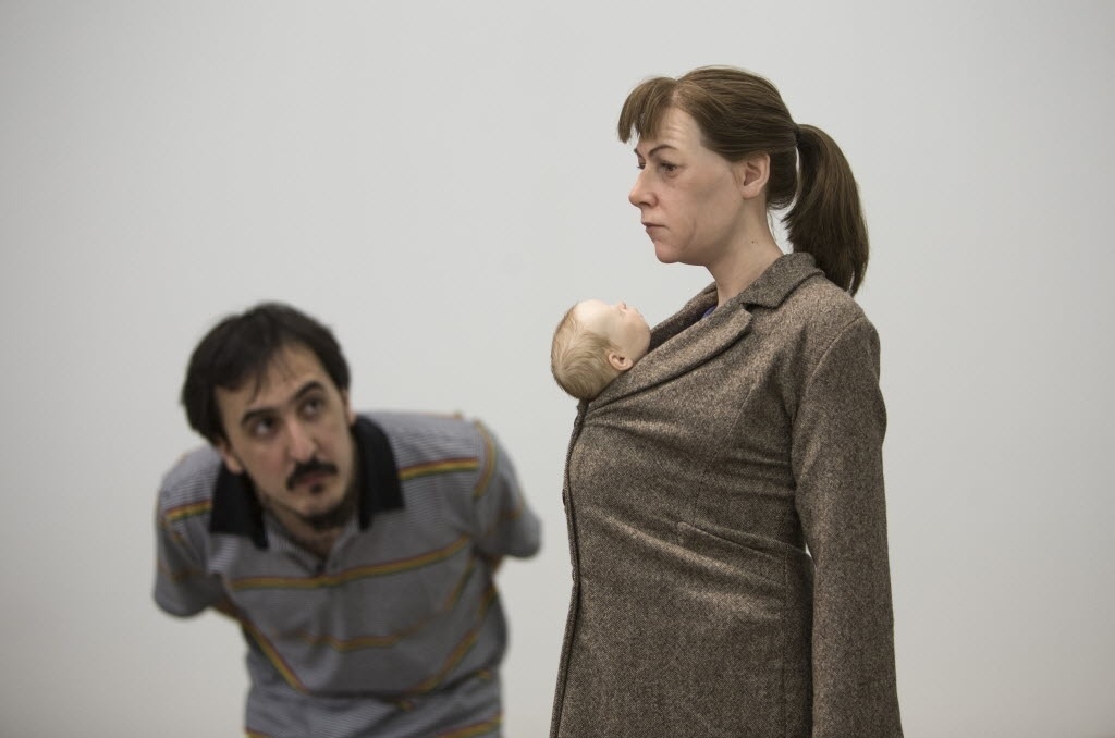 16.nov.2013 - Obra "Woman with Shopping", de Ron Mueck, exposta na Fundação Proa, em Buenos Aires - Xinhua/Martín Zabala