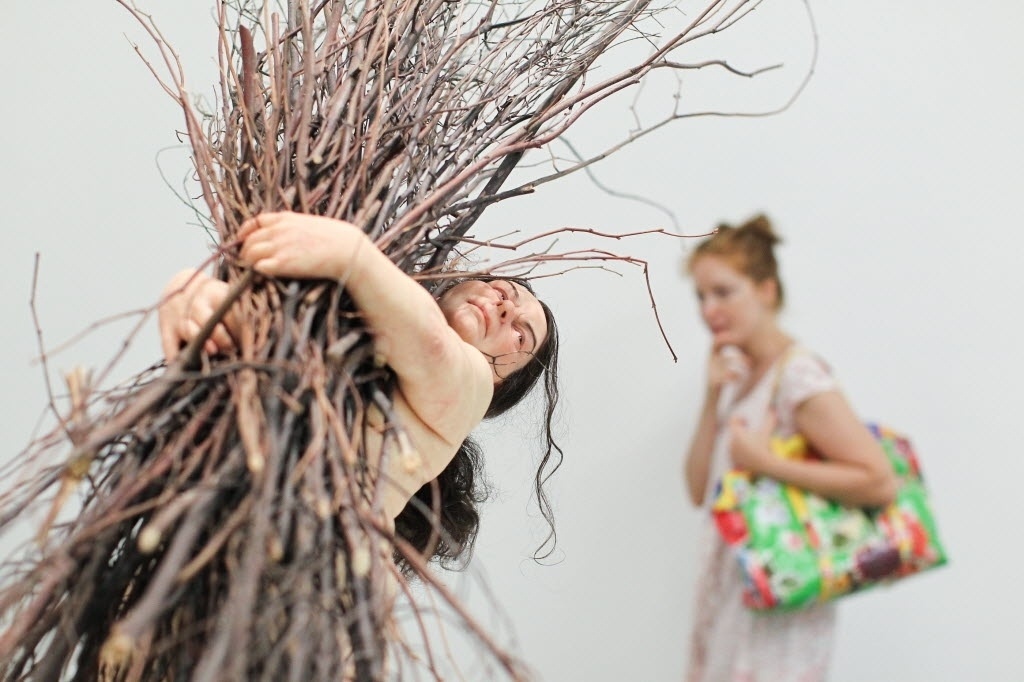 16.nov.2013 - Obra "Woman with Sticks", de Ron Mueck, exposta na Fundação Proa, em Buenos Aires - EFE