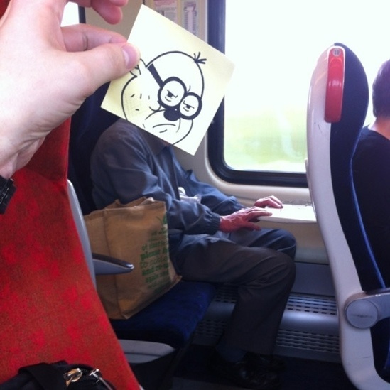 O desenhista britânico October Jones gosta de aproveitar suas viagens de trem pela Inglaterra para desenhar carinhas bem-humoradas para "colar" aos rostos de seus colegas passageiros - October Jones/Reprodução