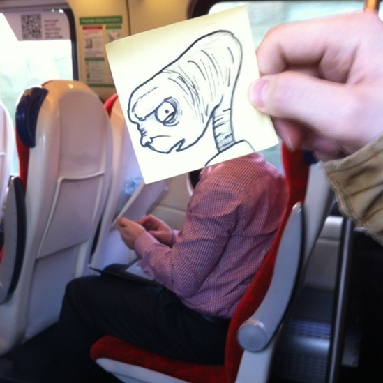 O desenhista britânico October Jones gosta de aproveitar suas viagens de trem pela Inglaterra para desenhar carinhas bem-humoradas para "colar" aos rostos de seus colegas passageiros - October Jones/Reprodução
