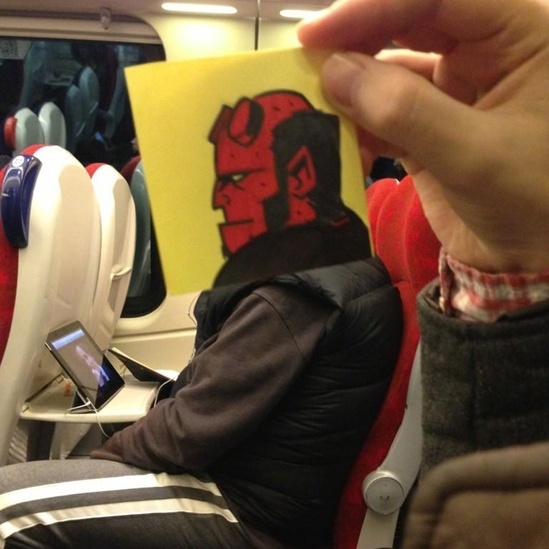 O desenhista britânico October Jones gosta de aproveitar suas viagens de trem pela Inglaterra para desenhar carinhas bem-humoradas para "colar" aos rostos de seus colegas passageiros - October Jones/Reprodução