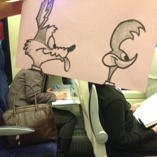 O desenhista britânico October Jones gosta de aproveitar suas viagens de trem pela Inglaterra para desenhar carinhas bem-humoradas para "colar" aos rostos de seus colegas passageiros - October Jones/Reprodução