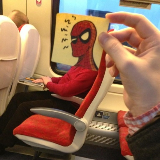 O desenhista britânico October Jones gosta de aproveitar suas viagens de trem pela Inglaterra para desenhar carinhas bem-humoradas para "colar" aos rostos de seus colegas passageiros - October Jones/Reprodução