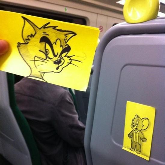 O desenhista britânico October Jones gosta de aproveitar suas viagens de trem pela Inglaterra para desenhar carinhas bem-humoradas para "colar" aos rostos de seus colegas passageiros - October Jones/Reprodução