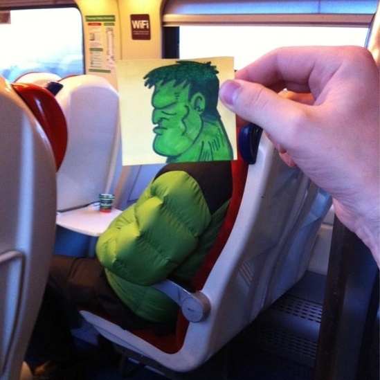O desenhista britânico October Jones gosta de aproveitar suas viagens de trem pela Inglaterra para desenhar carinhas bem-humoradas para "colar" aos rostos de seus colegas passageiros - October Jones/Reprodução