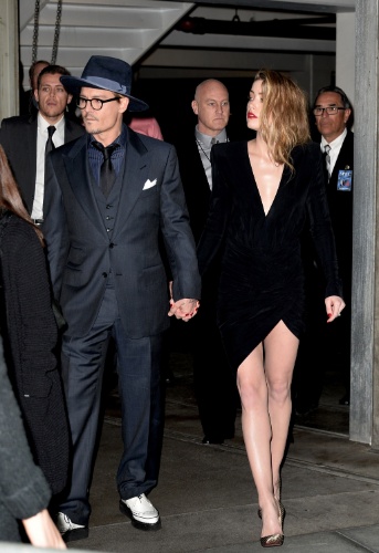 12.fev.2014 - Johnny Depp e Amber Heard chegam de mãos dadas à première de "3 Days to Kill", em Hollywood
