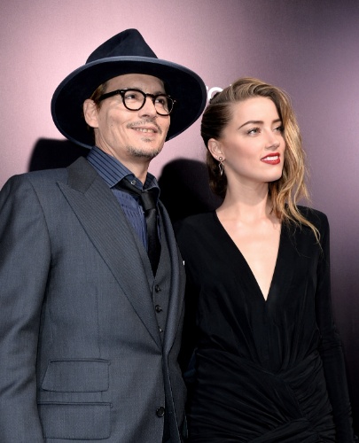 12.fev.2014 - Johnny Depp e Amber Heard posam abraçados na première de "3 Days to Kill", em Hollywood