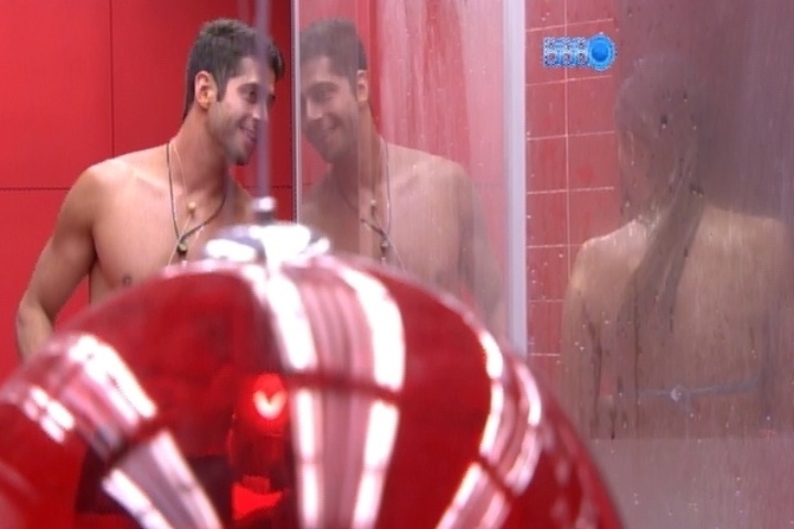 13.fev.2014 - Após o ofurô, sorridente, Marcelo observa Letícia tomando banho e se oferece: 