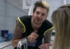 Após briga, Cássio coloca ketchup no nariz para fingir sangue - Reprodução/Globo