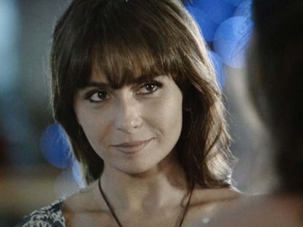 13.fev.2014 - "Em Família", Clara fica em dúvida sobre aceitar ou não convite de Marina