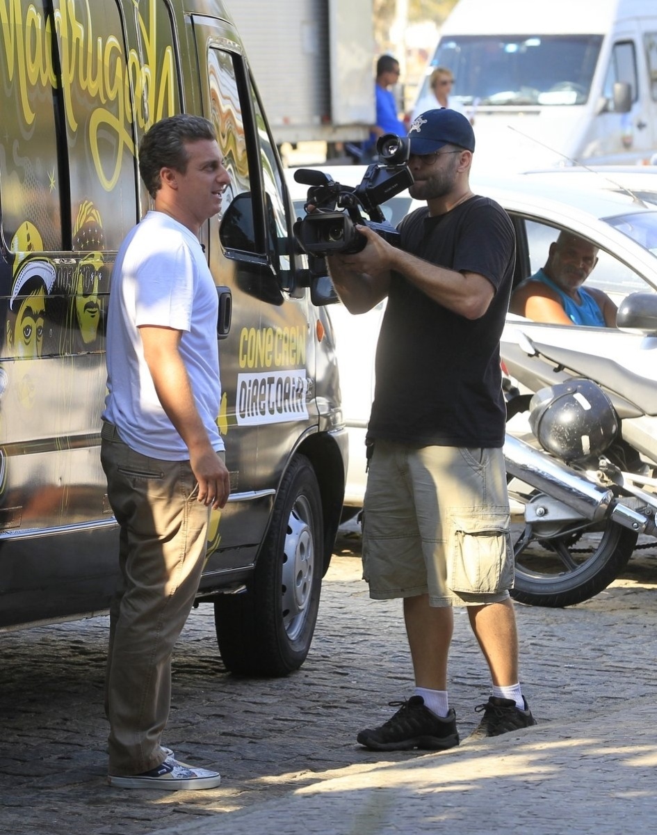 13.fev.2014 - Luciano Huck grava com Tatá Werneck no Recreio dos Bandeirantes, Zona Oeste do Rio de Janeiro