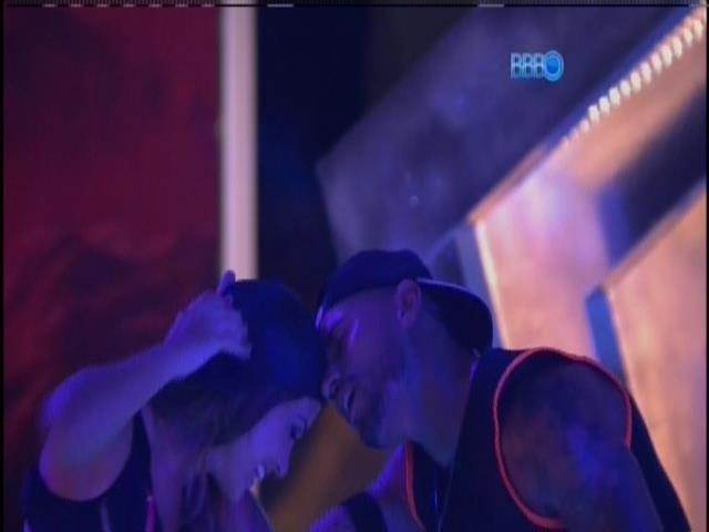 13.fev.2014 - Valter tenta beijar Letícia