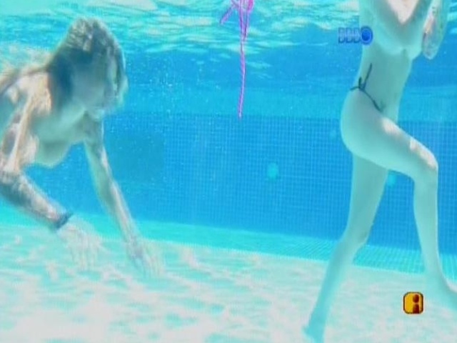 13.fev.2014 - Vanessa e Clara tiram biquíni na piscina