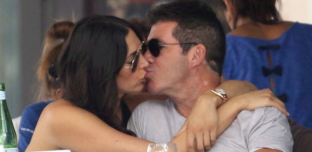 25.ago.2013 - Simon Cowell e Lauren Silverman se beijam em restaurante de Saint Tropez