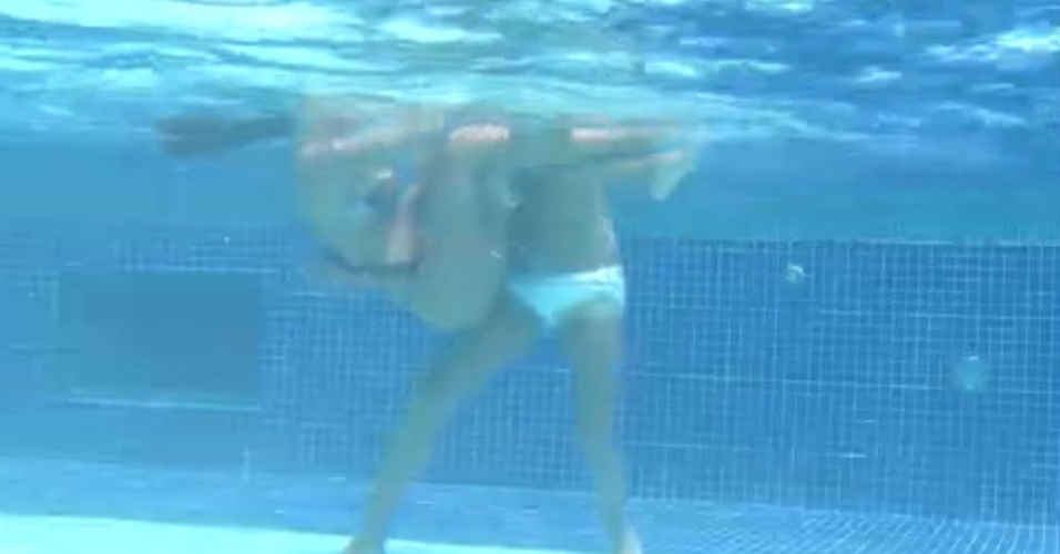 13.fev.2014 - Franciele e Diego se divertem na piscina, e a promotora de eventos quase "mostra demais"