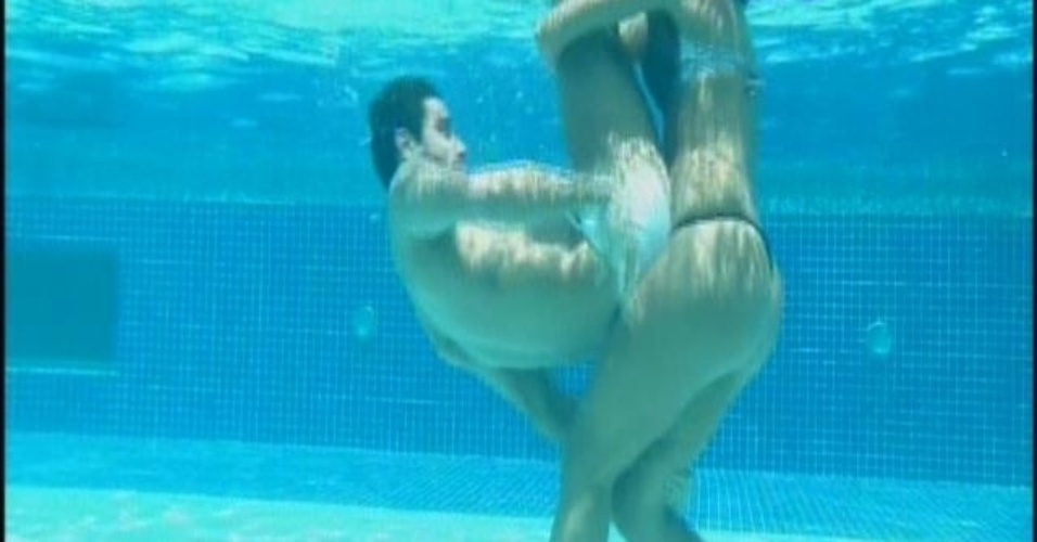 14.fev.2014 - Franciele e Diego se divertem na piscina, e a promotora de eventos quase "mostra demais"