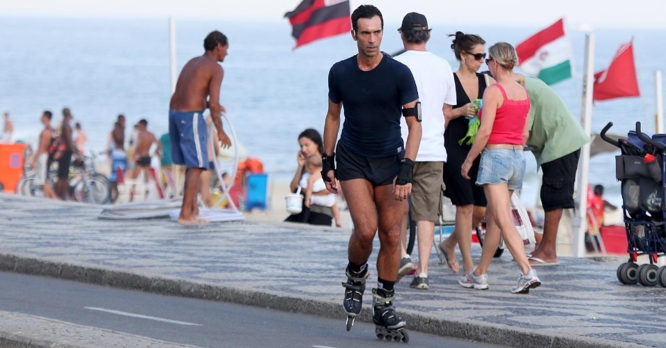 14.fev.2014 - O jornalista César Tralli foi clicado andando de patins pela orla do Leblon, no Rio de Janeiro. O apresentador do SPTV mostrou que está com as pernas saradas durante o percurso