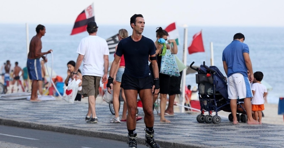 14.fev.2014 - O jornalista César Tralli foi clicado andando de patins pela orla do Leblon, no Rio de Janeiro. O apresentador do SPTV mostrou que está com as pernas saradas durante o percurso